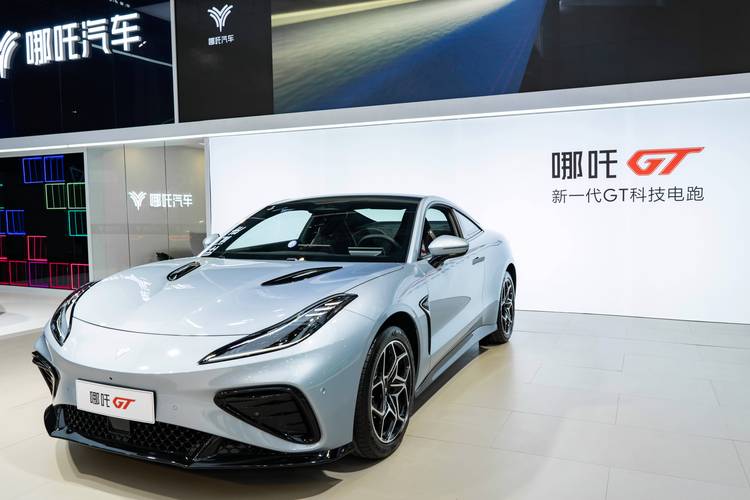 佛山199哪吒汽车在智能汽车领域的表现，领途汽车在新能源汽车市场中的影响力